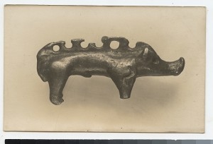 Dobová fotografie slavného archeologického nálezu bronzového kančíka