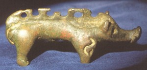 Bronzová soška kančíka nalezená v areálu táborského hradu.