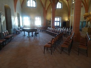 Gotický sál – postavení na koncert